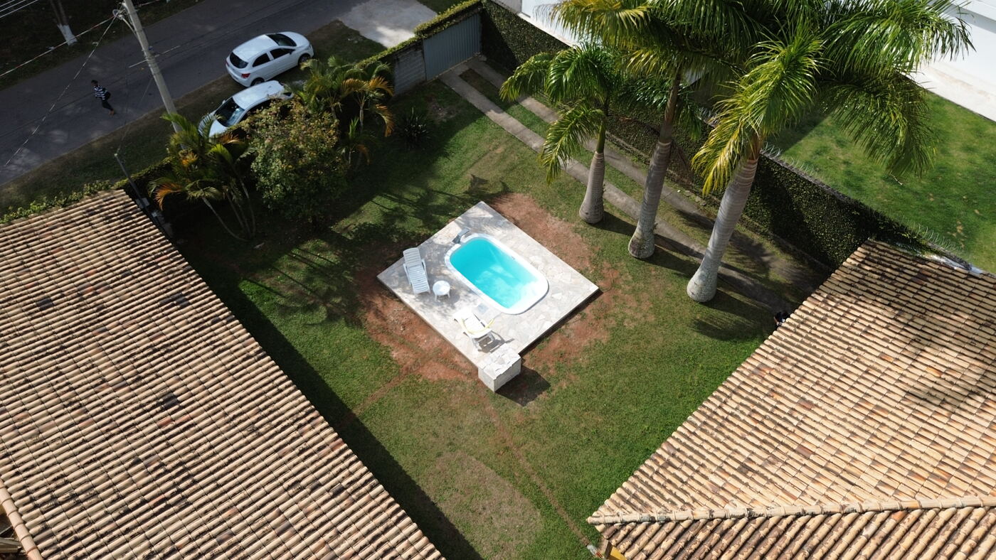 Área gramada e piscina (vista aérea)
