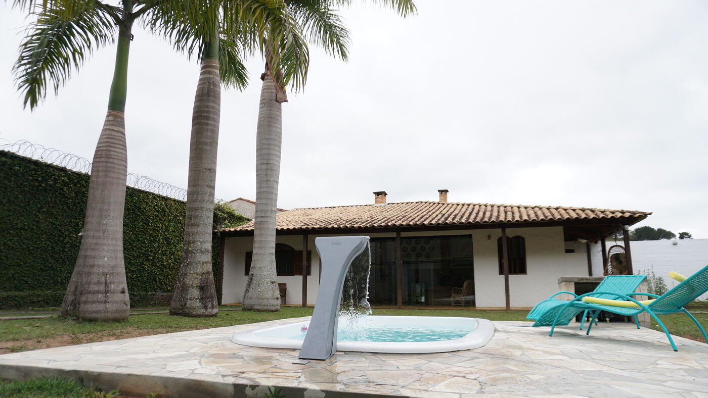 Piscina e fachada da casa